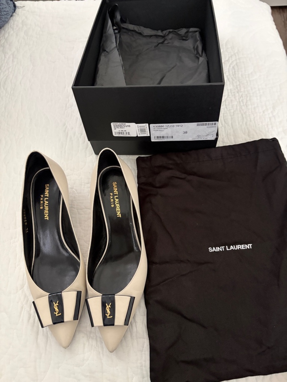Saint Laurent Cream and Navy Pointed Leather Pumps - Picture 2 of 9